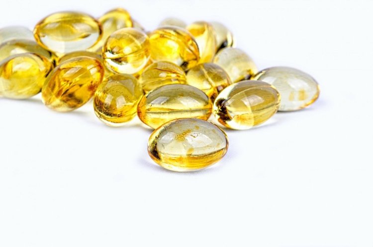 Cápsulas de aceite de bacalao, uno de los mejores alimentos ricos en vitamina D